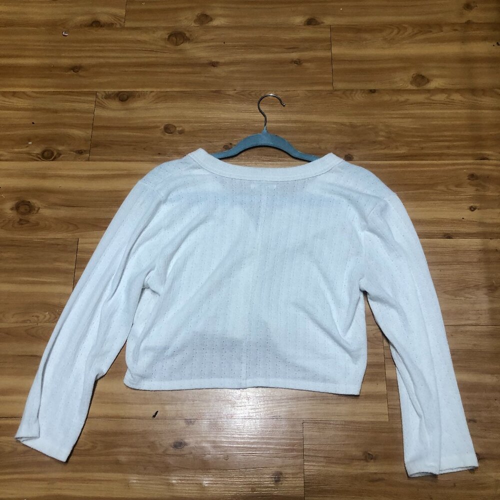Maurices Urban Outfitters white croopped with ortoise shell buttons Size M - Picture 4 of 6
